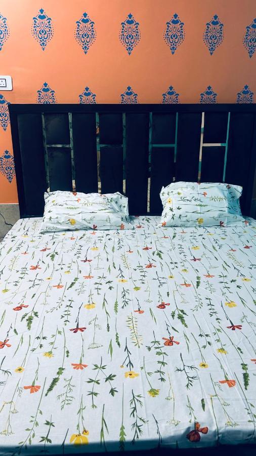 Tandon Lodge On The Ganga Ghat Homestay Варанаси Екстериор снимка