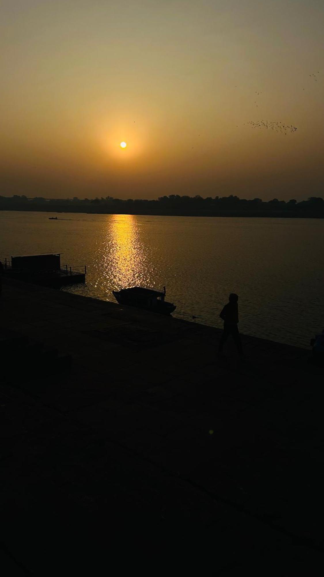 Tandon Lodge On The Ganga Ghat Homestay Варанаси Екстериор снимка