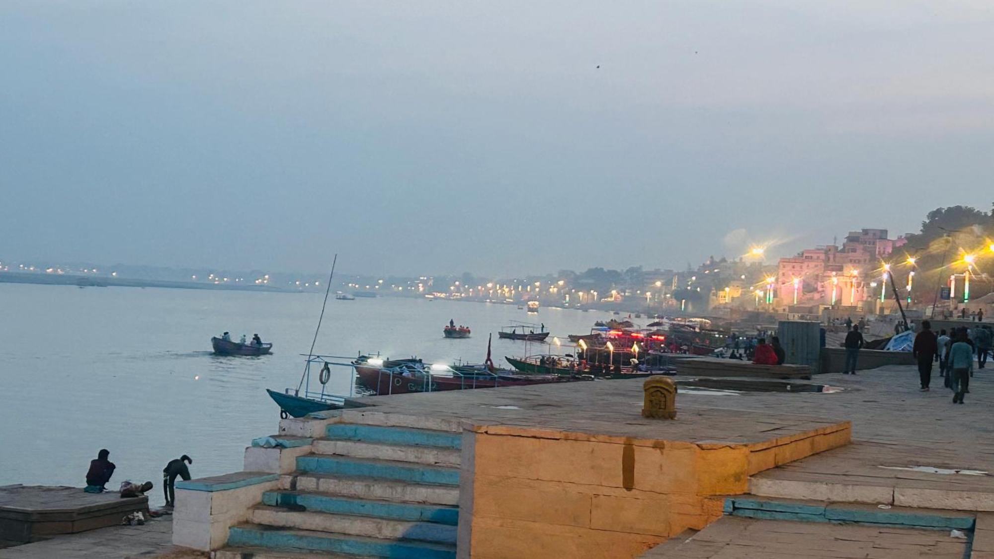 Tandon Lodge On The Ganga Ghat Homestay Варанаси Екстериор снимка