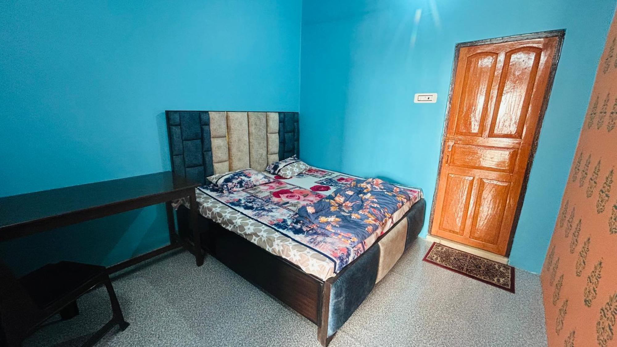 Tandon Lodge On The Ganga Ghat Homestay Варанаси Екстериор снимка