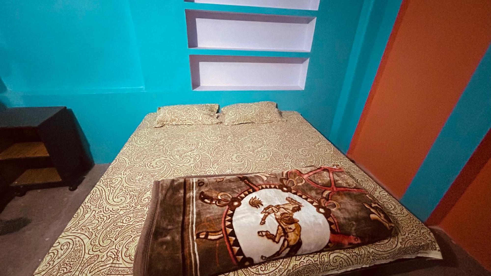 Tandon Lodge On The Ganga Ghat Homestay Варанаси Екстериор снимка