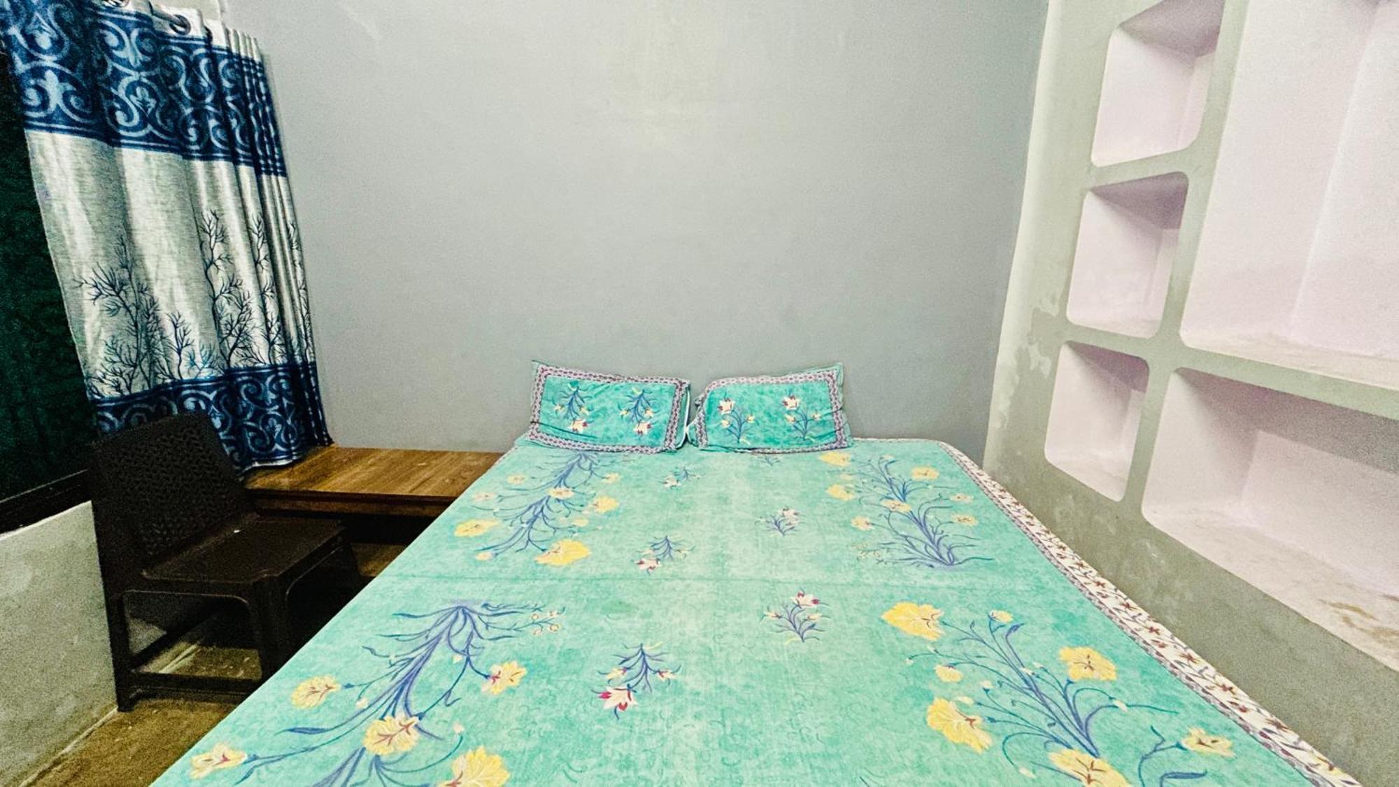 Tandon Lodge On The Ganga Ghat Homestay Варанаси Екстериор снимка