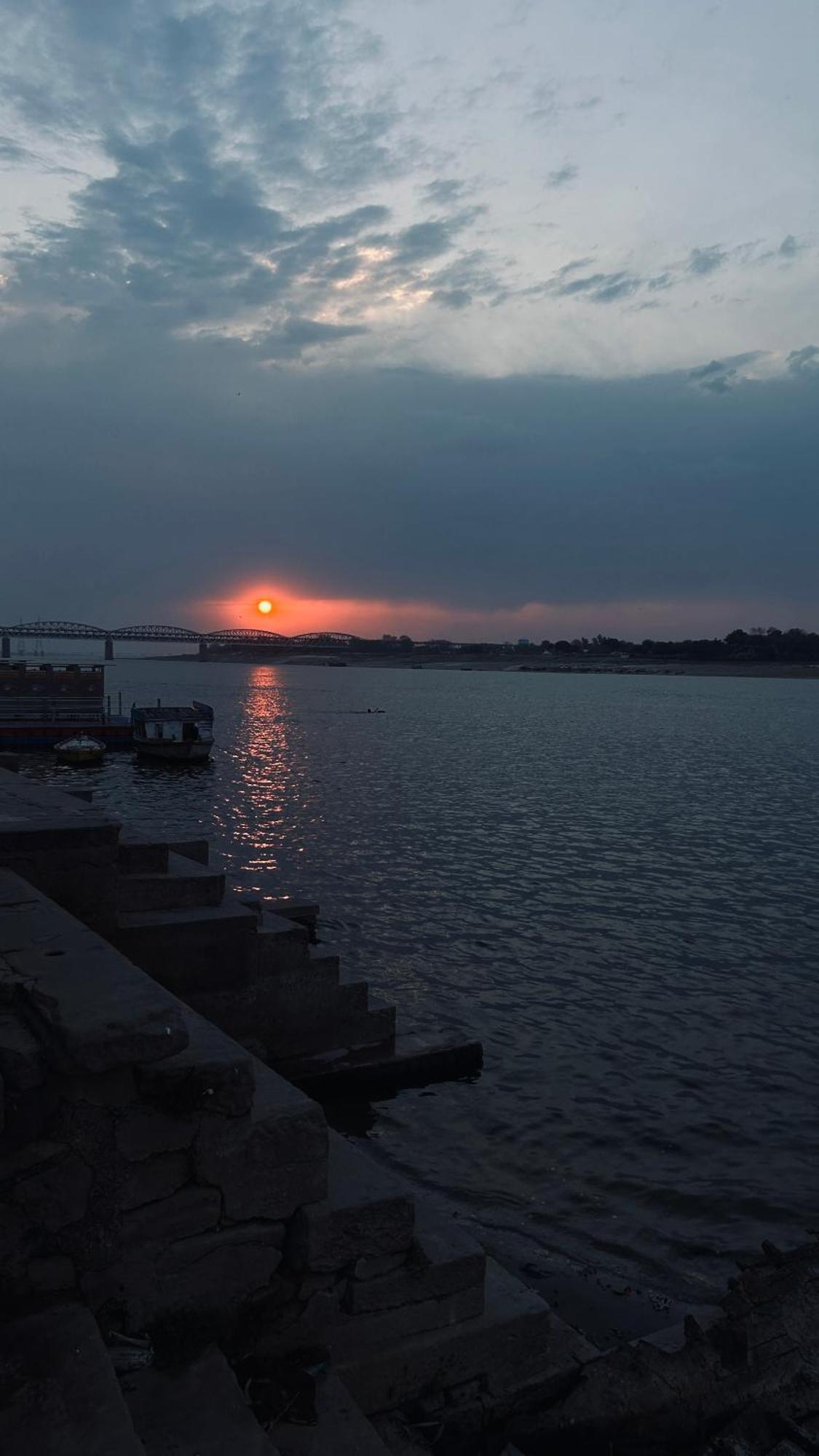 Tandon Lodge On The Ganga Ghat Homestay Варанаси Екстериор снимка